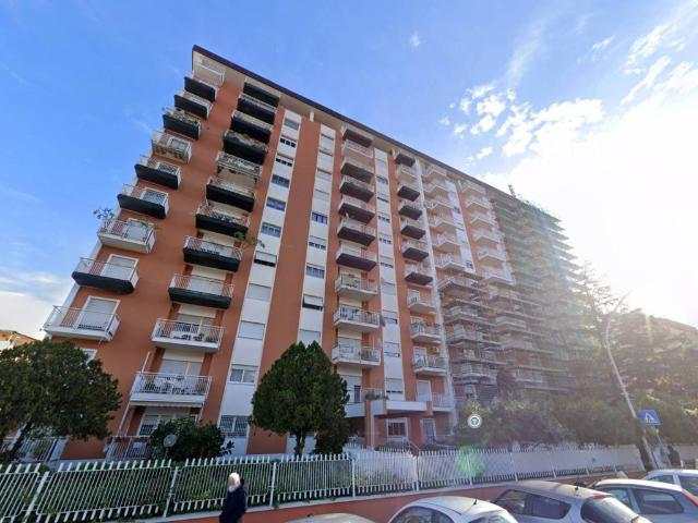 Locale Commerciale in affitto a V Circoscrizione, Palermo