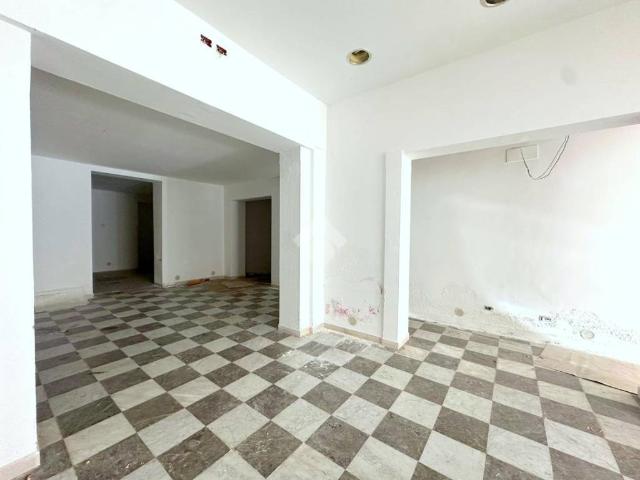 Locale Commerciale in affitto a V Circoscrizione, Palermo