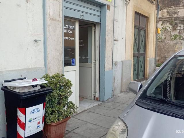Locale Commerciale in affitto a VIII Circoscrizione, Palermo