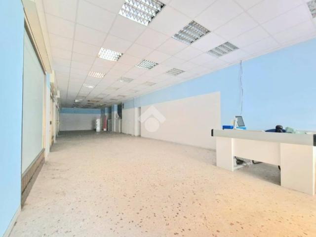 Locale Commerciale in affitto a III Circoscrizione, Palermo