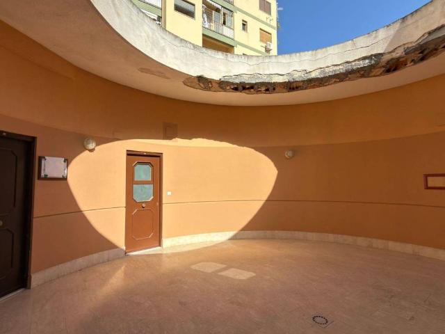 Locale Commerciale in affitto a VI Circoscrizione, Palermo