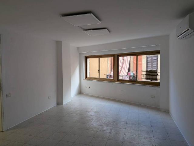 Locale Commerciale in affitto a V Circoscrizione, Palermo