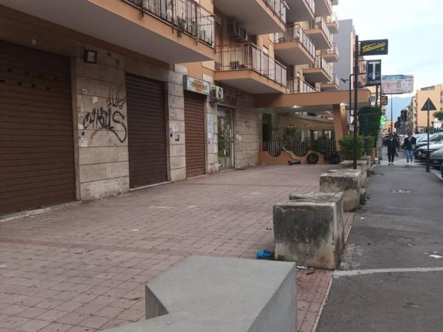 Locale Commerciale in affitto a V Circoscrizione, Palermo
