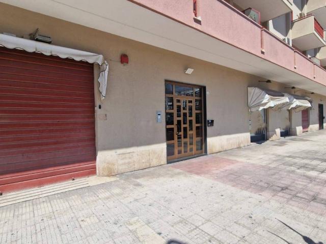 Locale Commerciale in affitto a II Circoscrizione, Palermo