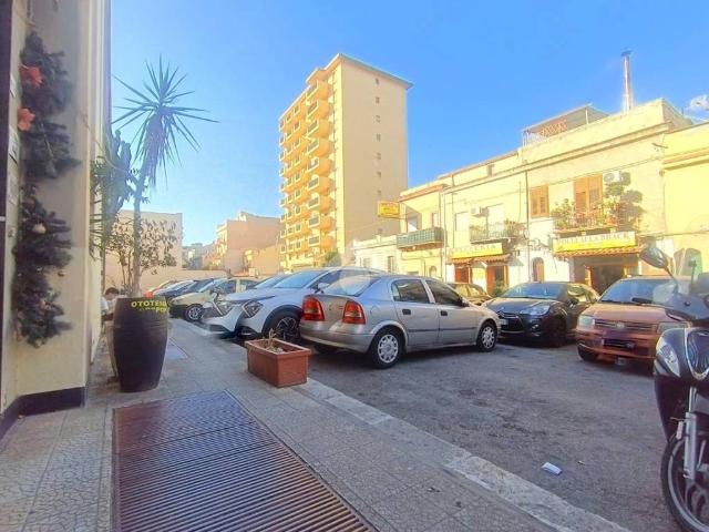 Locale Commerciale in affitto a VI Circoscrizione, Palermo