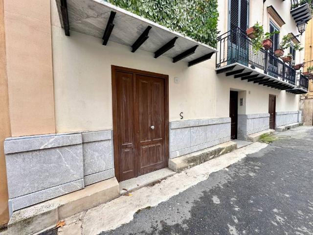 Locale Commerciale in affitto a I Circoscrizione, Palermo