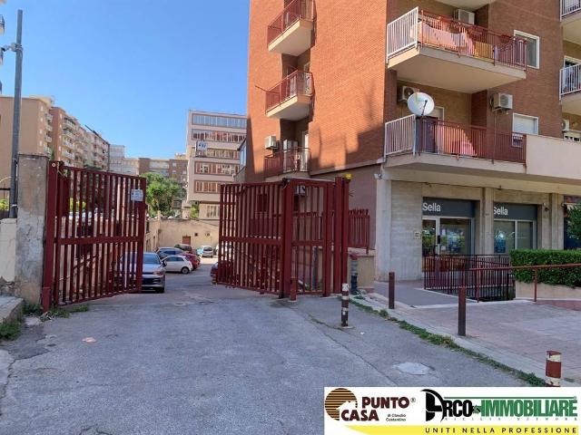 Locale Commerciale in affitto a IV Circoscrizione, Palermo