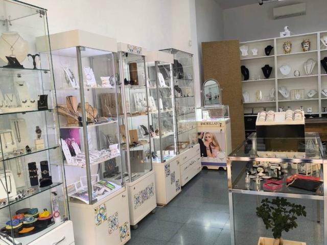 Locale Commerciale in affitto a VIII Circoscrizione, Palermo
