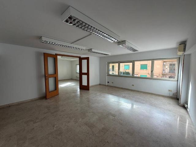 Locale Commerciale in affitto a VIII Circoscrizione, Palermo
