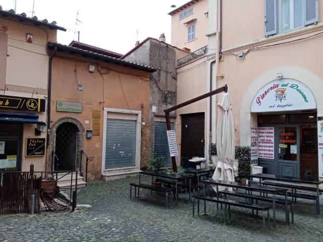 Locale Commerciale in affitto a Scacciati, Roma Capitale