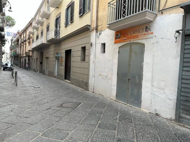Locale Commerciale in affitto a Palma Campania, Campania