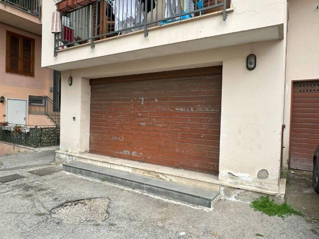 Locale Commerciale in affitto a Palma Campania, Campania