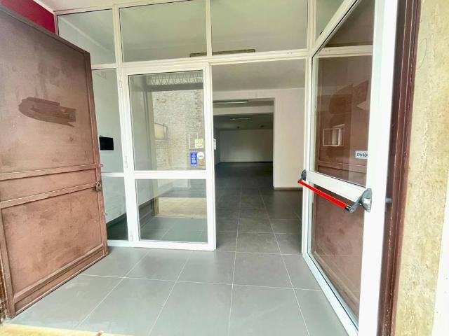 Locale Commerciale in affitto a Puglia, Bari