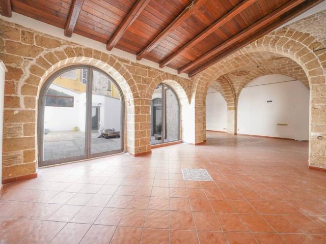 Locale Commerciale in affitto a Puglia, Bari