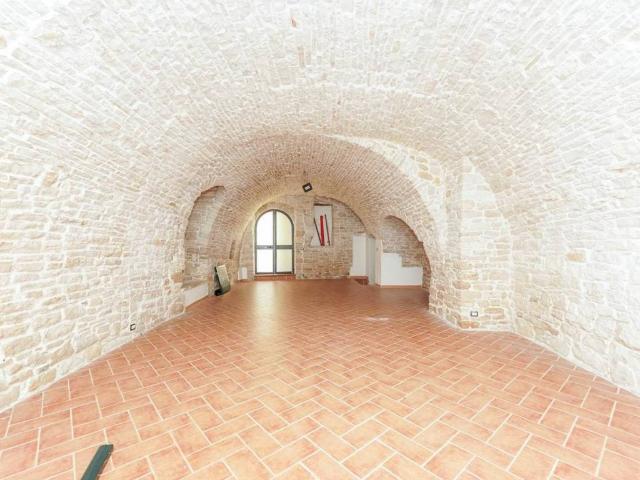 Locale Commerciale in affitto a Puglia, Bari