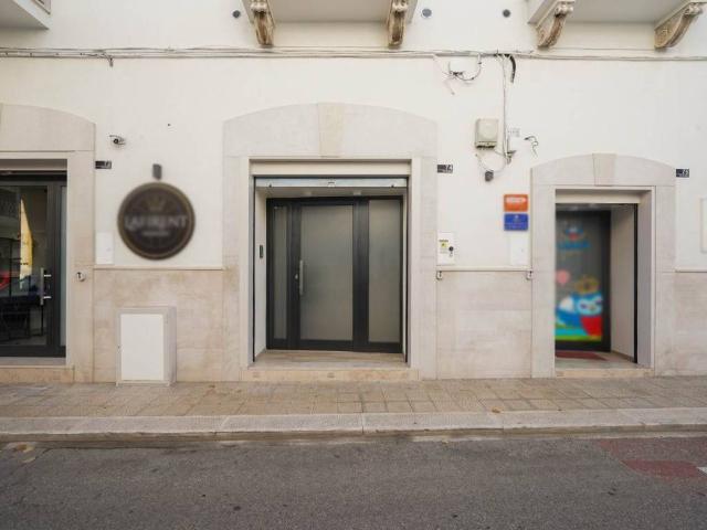 Locale Commerciale in affitto a Puglia, Bari