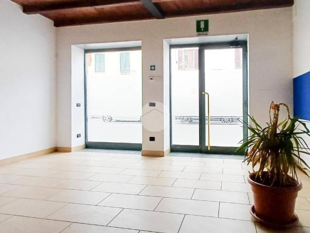 Locale Commerciale in affitto a Pandino, Lombardia