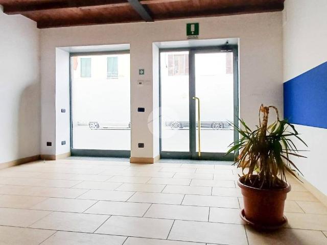 Locale Commerciale in affitto a Pandino, Lombardia
