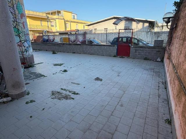 Locale Commerciale in affitto a Parete, Campania