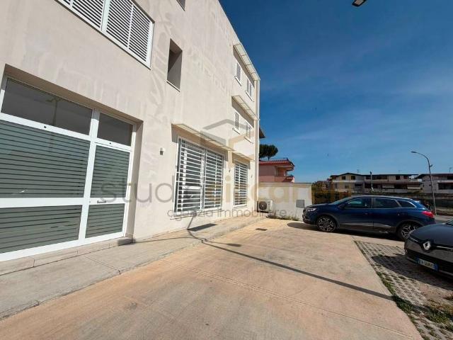 Locale Commerciale in affitto a Parete, Campania