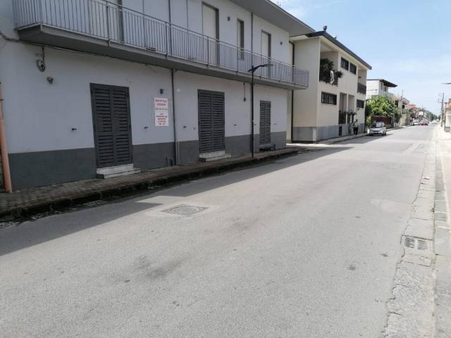 Locale Commerciale in affitto a Parete, Campania