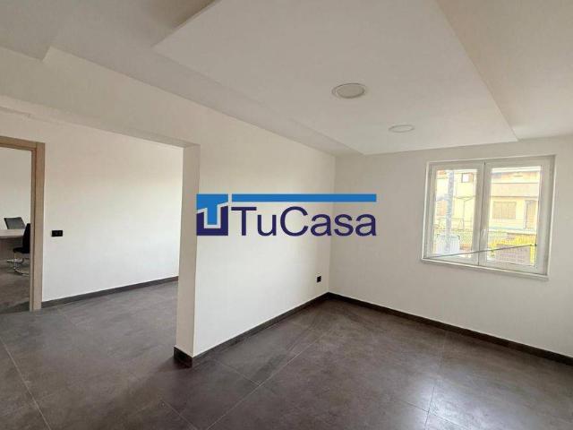 Locale Commerciale in affitto a Parete, Campania