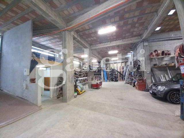 Locale Commerciale in affitto a Parete, Campania