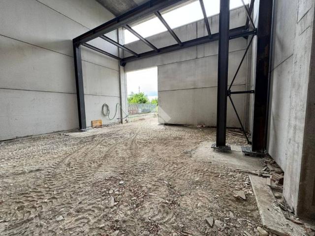 Locale Commerciale in affitto a Parma, Vicofertile