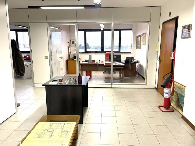 Locale Commerciale in affitto a Parma