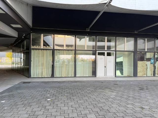 Locale Commerciale in affitto a Lubiana, Sorbolo