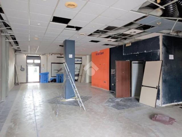 Locale Commerciale in affitto a Parma, San Leonardo