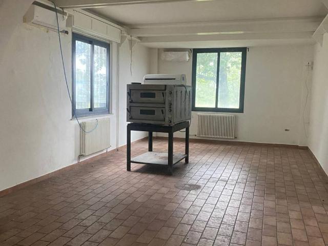 Locale Commerciale in affitto a San Pancrazio, Sorbolo