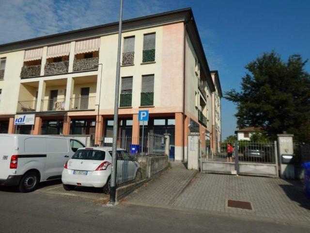 Locale Commerciale in affitto a Parma, Valera