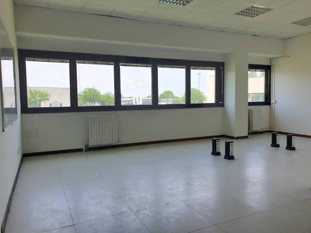 Locale Commerciale in affitto a Cittadella, Sorbolo