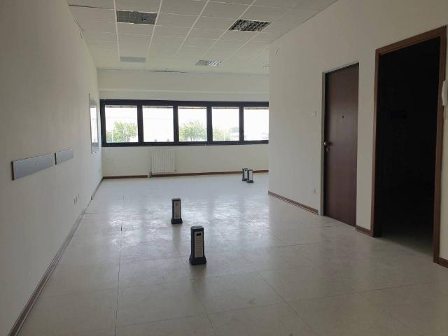 Locale Commerciale in affitto a Cittadella, Sorbolo