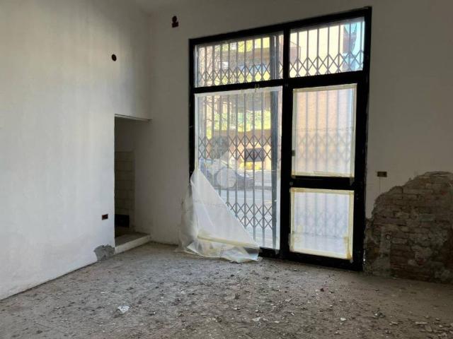 Locale Commerciale in affitto a Parma, Cornocchio