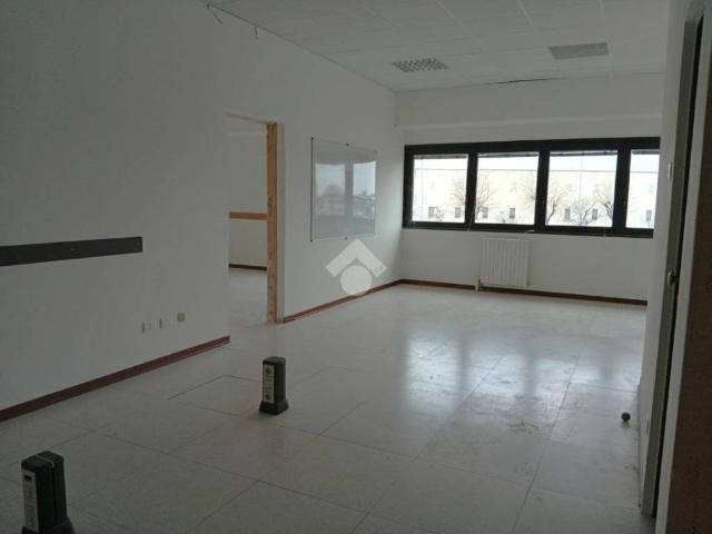 Locale Commerciale in affitto a Cittadella, Sorbolo