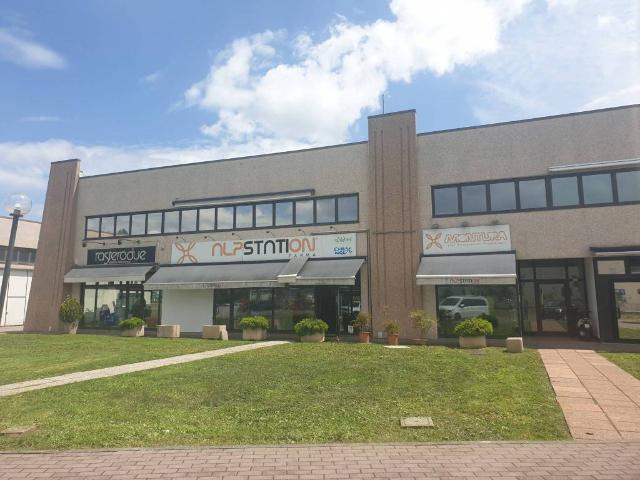 Locale Commerciale in affitto a Cittadella, Sorbolo