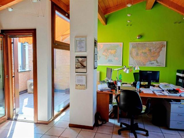 Locale Commerciale in affitto a Pablo, Sorbolo