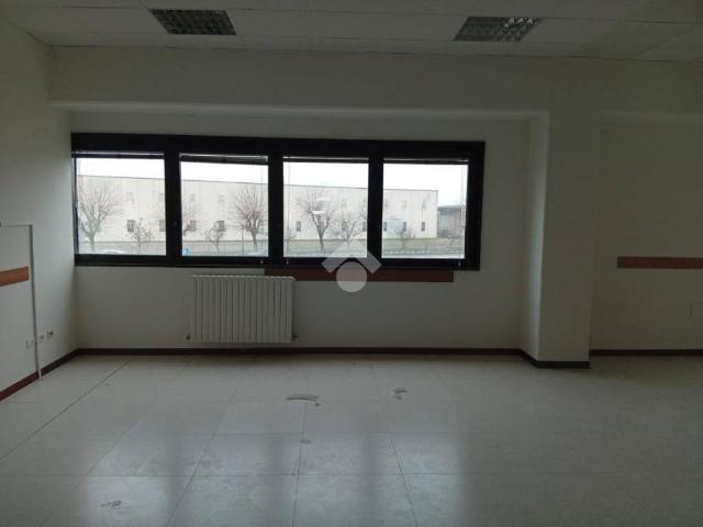 Locale Commerciale in affitto a Cittadella, Sorbolo