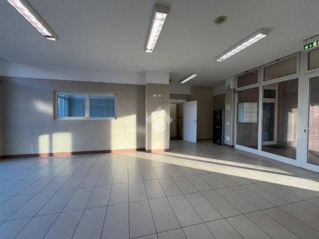 Locale Commerciale in affitto a San Pancrazio, Sorbolo