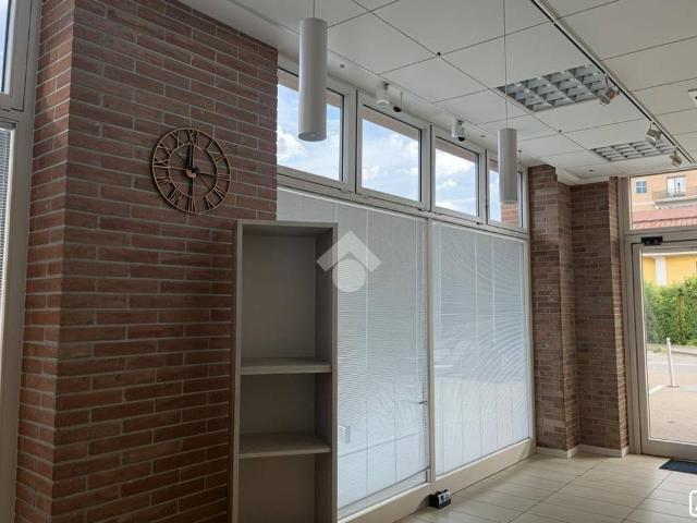 Locale Commerciale in affitto a Parma, Valera