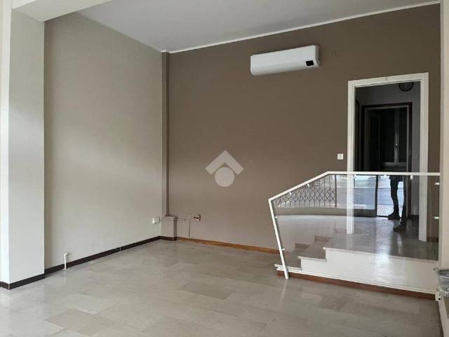 Locale Commerciale in affitto a Parma, Oltretorrente