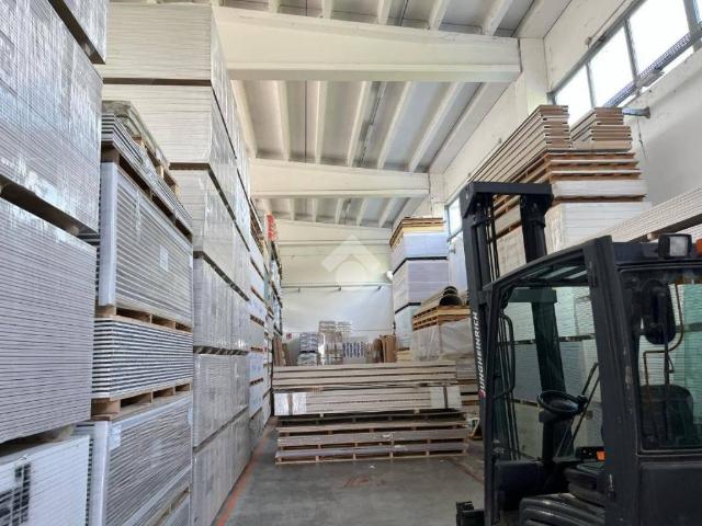 Locale Commerciale in affitto a Parma, Cortile San Martino