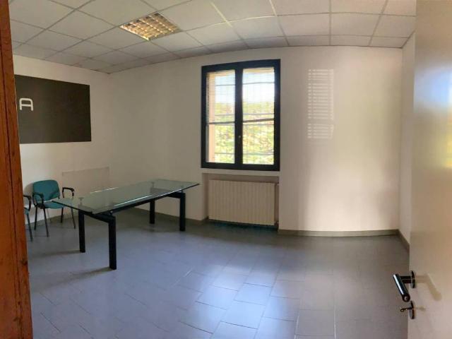 Locale Commerciale in affitto a Parma, San Leonardo