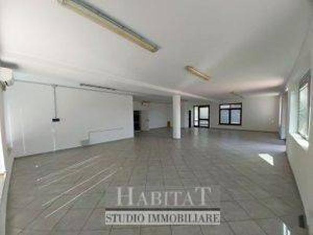 Locale Commerciale in vendita a Pasian Di Prato, Friuli-Venezia Giulia