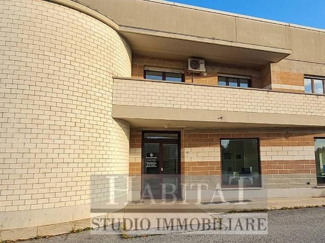 Locale Commerciale in affitto a Pasian Di Prato, Friuli-Venezia Giulia