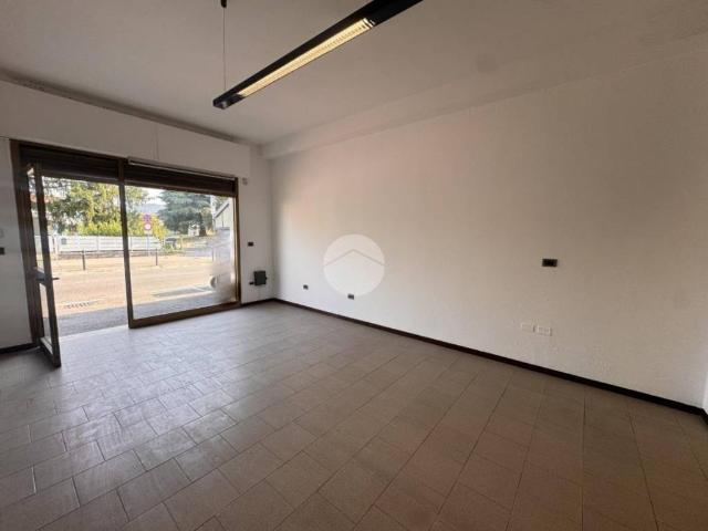 Locale Commerciale in affitto a Monterotondo, Passirano