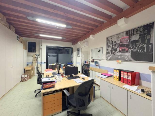 Locale Commerciale in affitto a Passirano, Lombardia