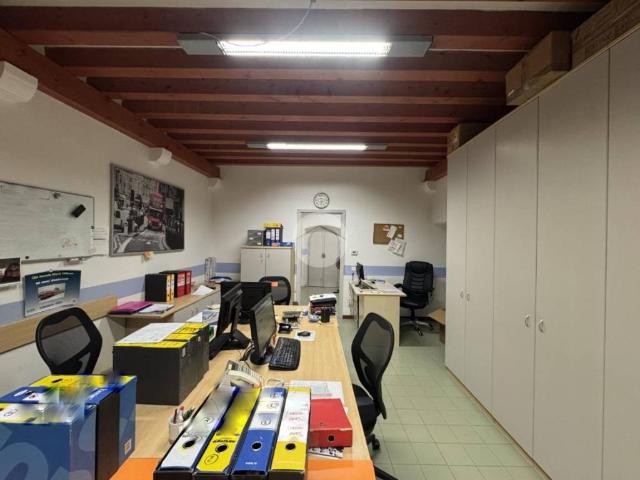 Locale Commerciale in affitto a Passirano, Lombardia